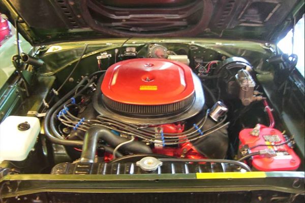 plymouth-GTX-engine-compartment